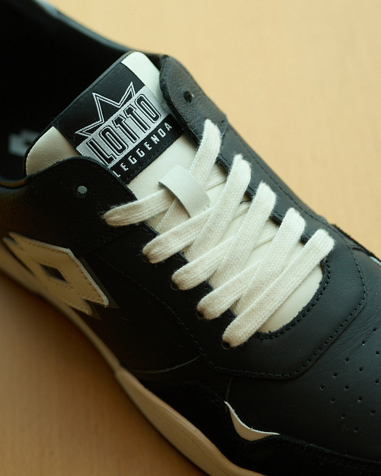 Hoop Star OG - Black Beauty-Star White