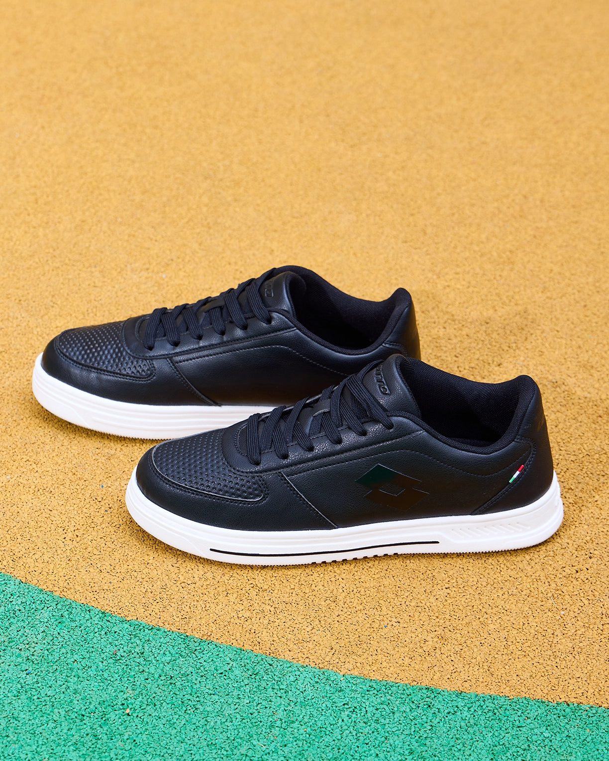 Strada - Black-White