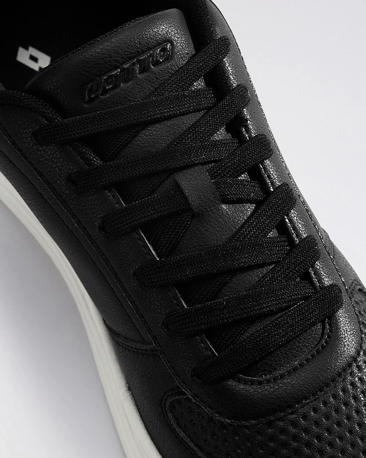 Strada - Black-White