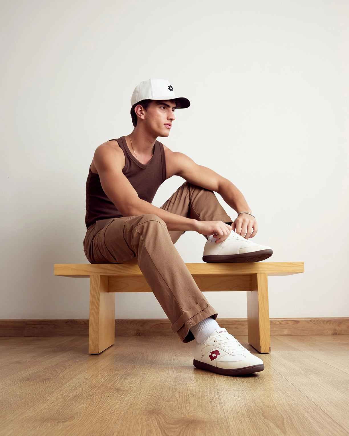 Mavin Court - Star White-Pompeian Red