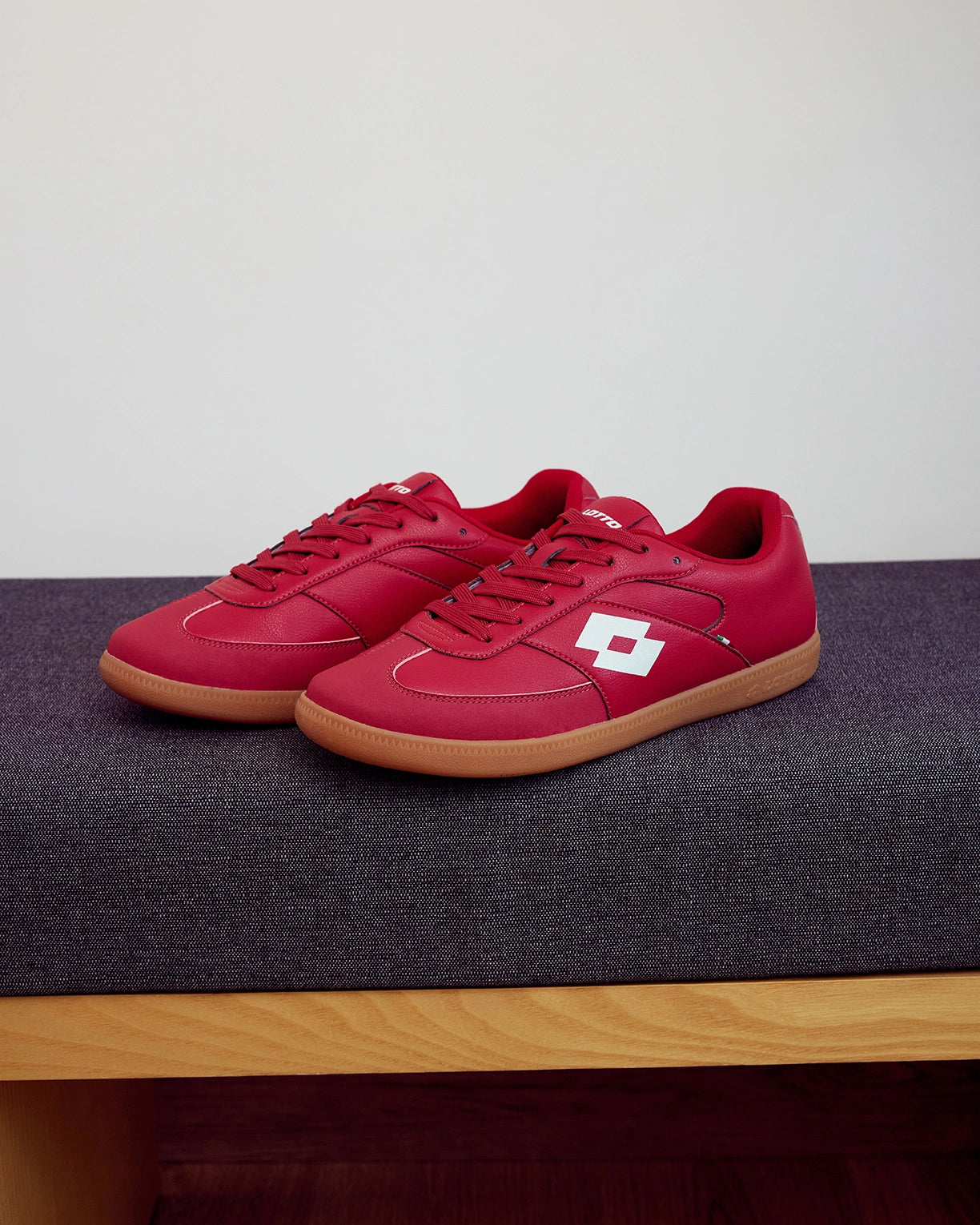 Mavin Court - Pompeian Red-Star White