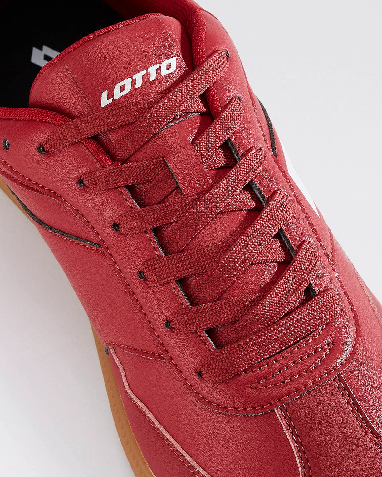 Mavin Court - Pompeian Red-Star White