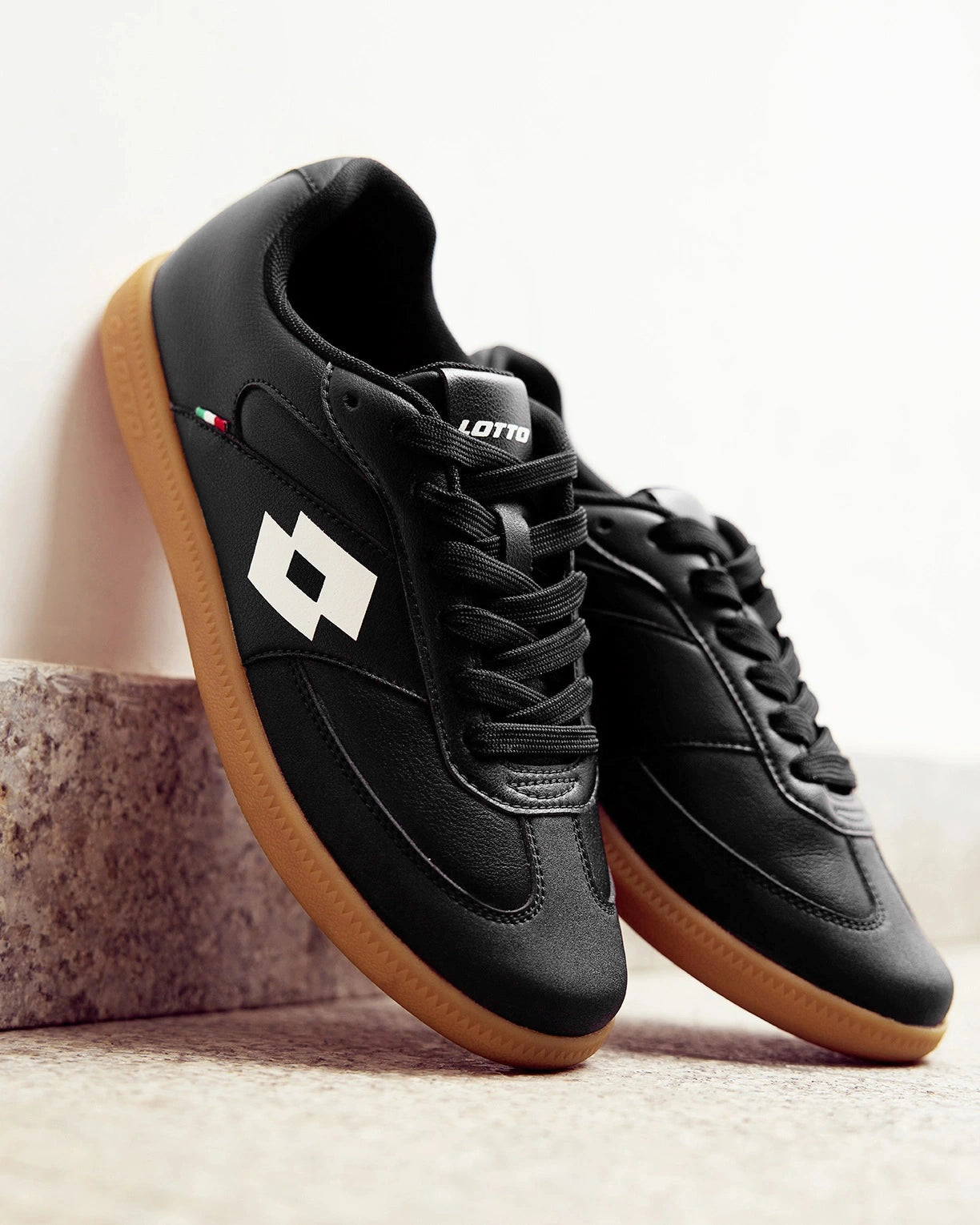 Mavin Court - Black Beauty-Star White