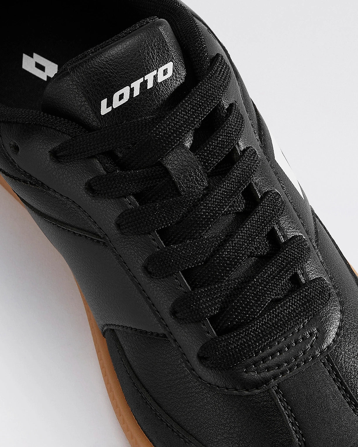 Mavin Court - Black Beauty-Star White