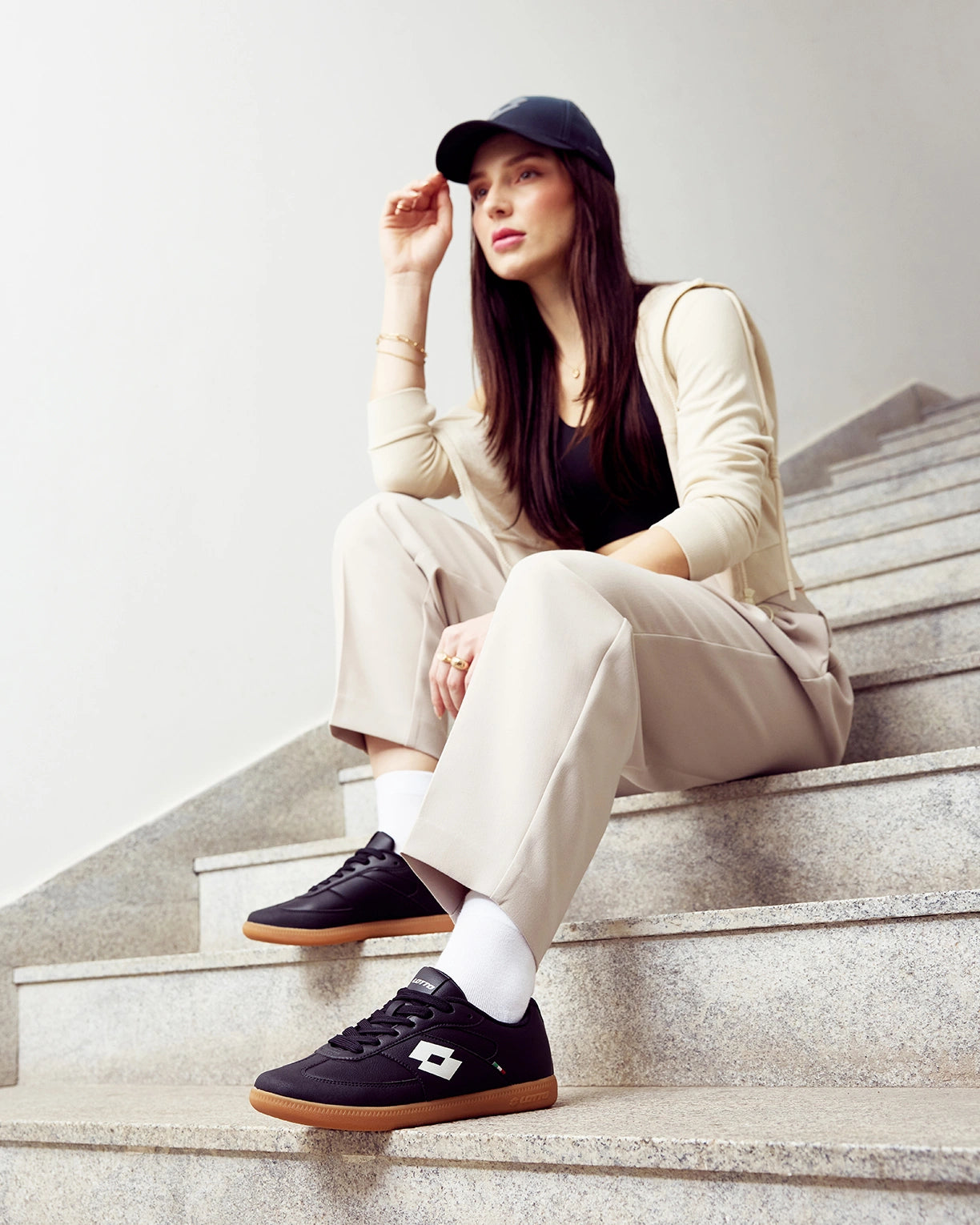 Mavin Court - Black Beauty-Star White