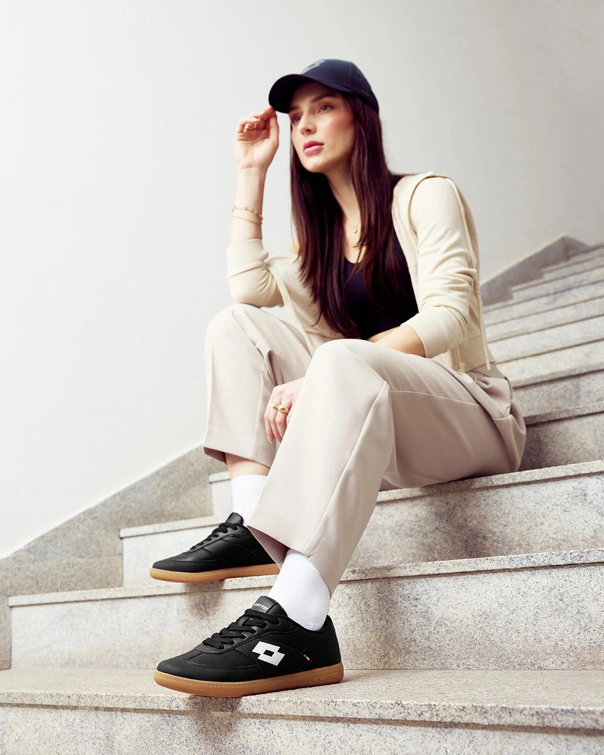 Mavin Court - Black Beauty-Star White