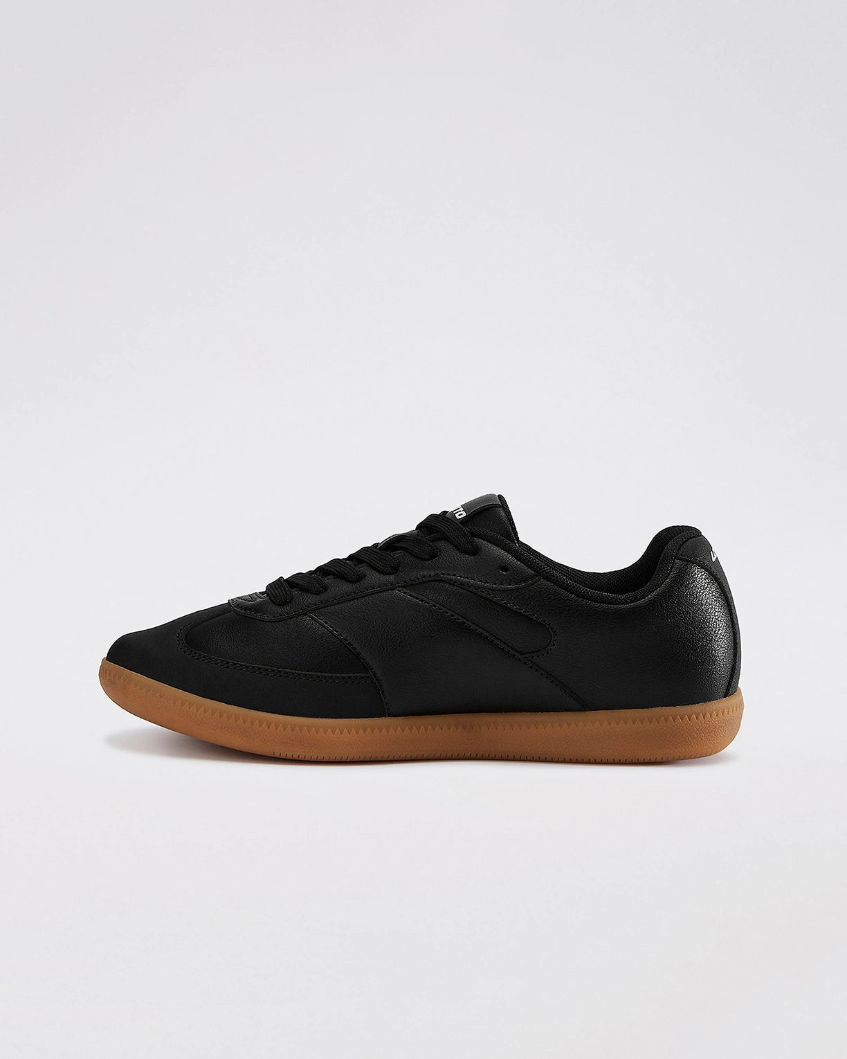 Mavin Court - Black Beauty-Star White