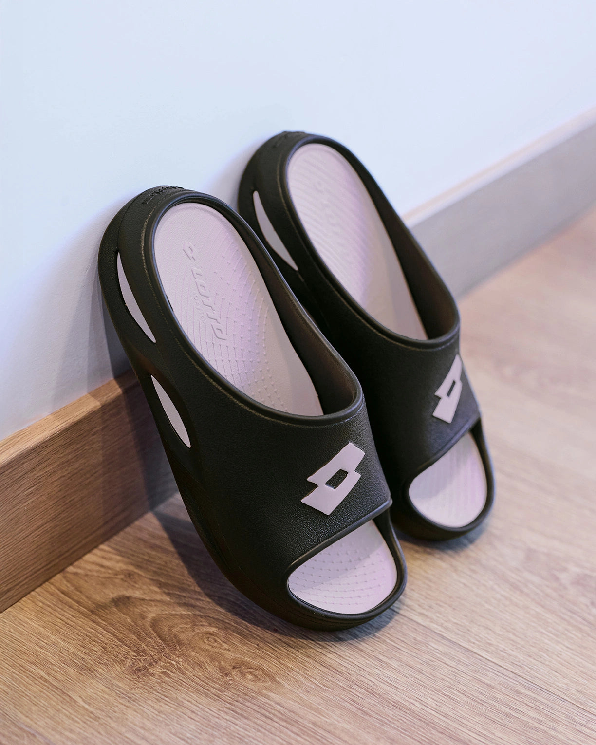 Esotica Slide - Black Beauty-Light Lilac